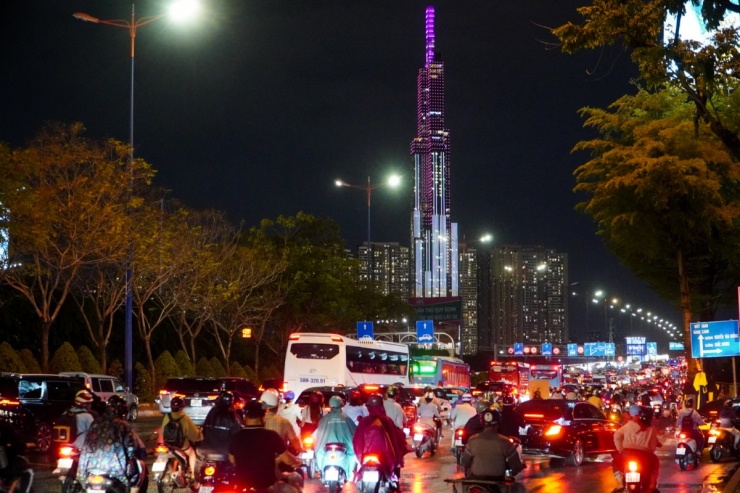 Đến 20h, tình trạng ùn ứ trên cầu Sài Gòn đã giảm bớt, song các loại xe vẫn phải di chuyển chậm.