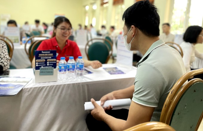 Một lao động trên 35 tuổi tìm việc tại một hội chợ việc làm ở Long Biên, Hà Nội đầu năm 2023. Ảnh: Phan Dương