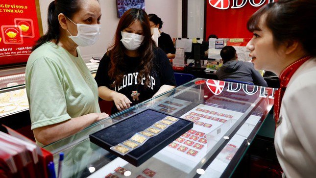 Lo lắng giá vàng liên tục biến động và tăng cao sẽ tác động xấu đến nền kinh tế và đời sống người dân. Ảnh minh họa - Như Ý