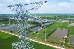 Tin tức trong ngày - Công nhân đu mình thi công đường dây 500 kV Quảng Bình - Hưng Yên