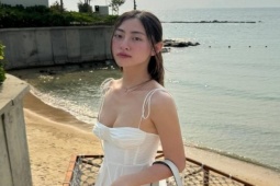 Người đẹp Cao Bằng chuộng váy hai dây tôn dáng khi đi biển ngày hè