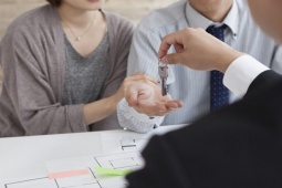 Trúng số hơn 32 tỷ, người đàn ông làm điều khiến vợ kiện ra tòa
