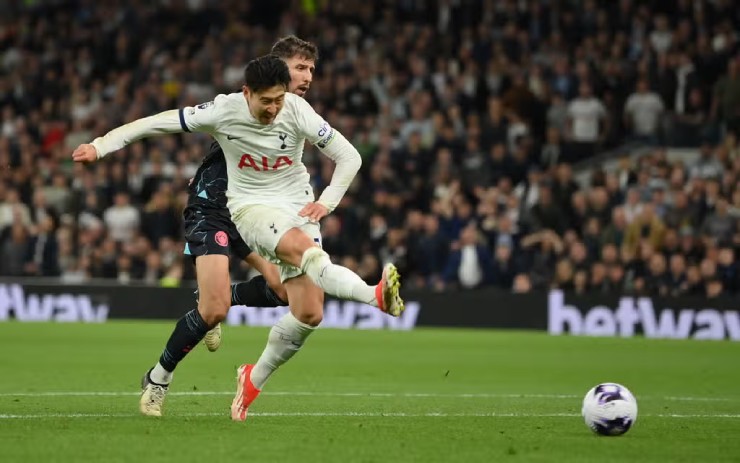 Son Heung Min bỏ lỡ cơ hội ngon ăn giúp Man City thở phào nhẹ nhõm