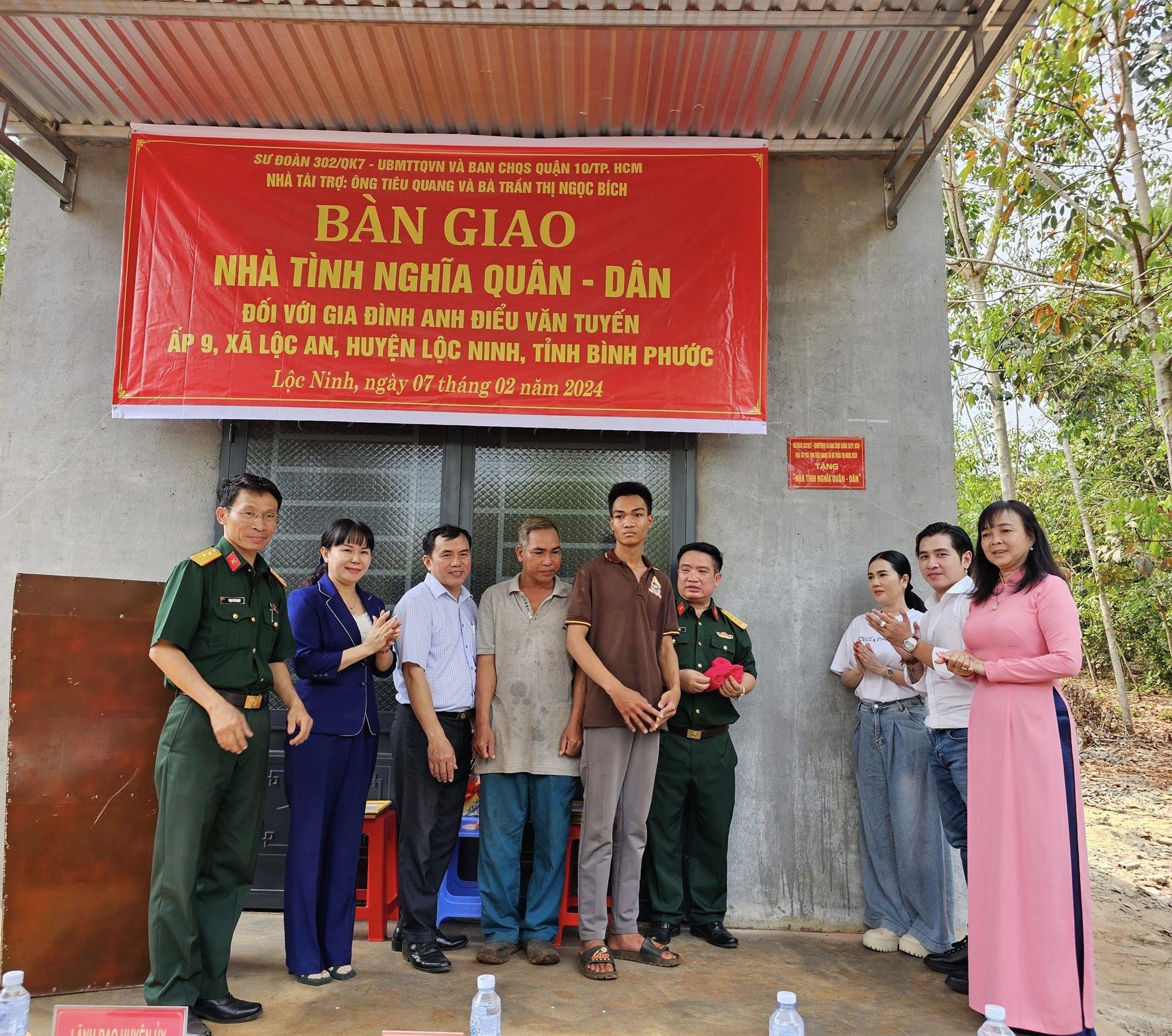 Ca sĩ Tiêu Quang Vboys: Tôi tự hào vì vợ gợi cảm! - 11