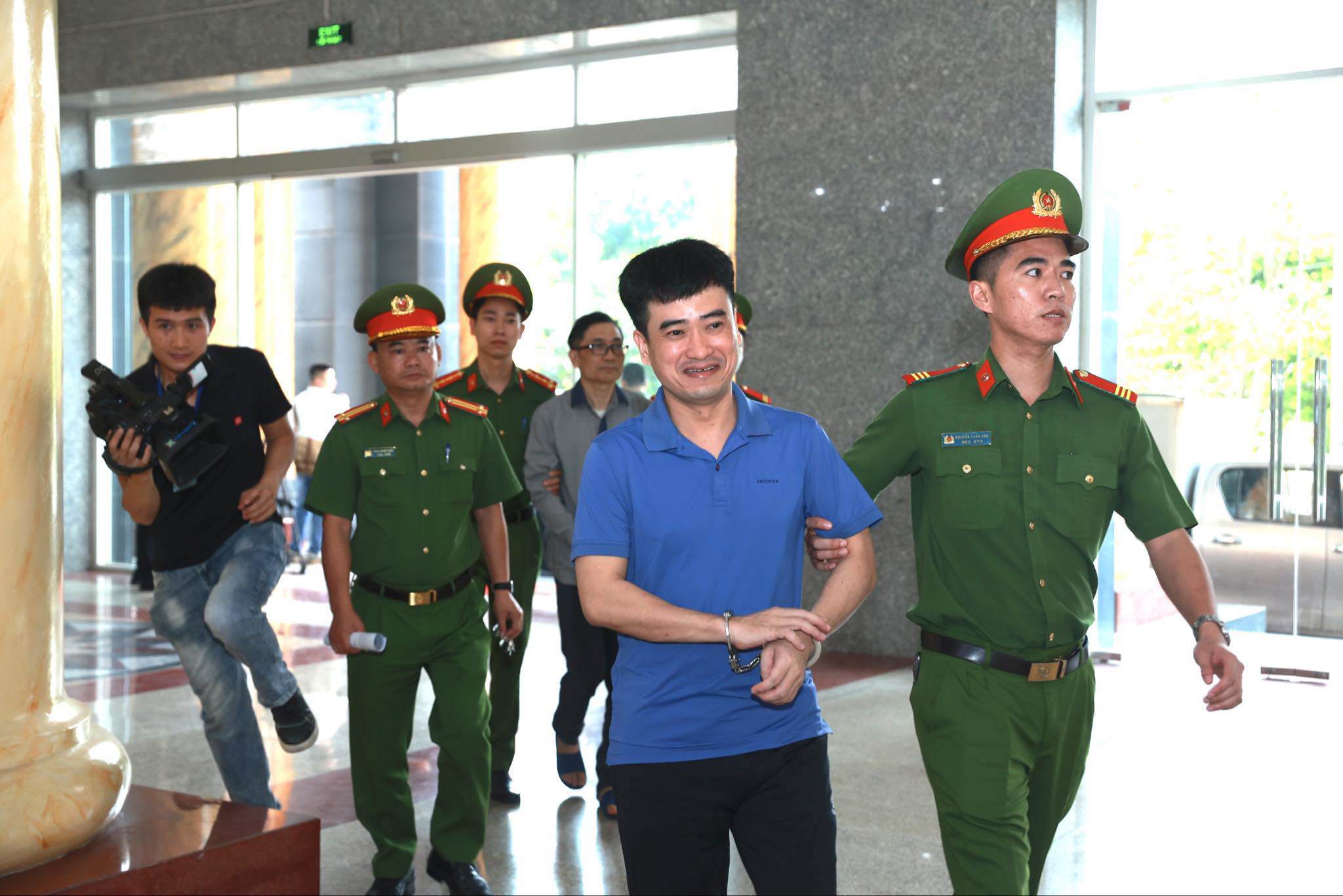Cảnh sát dẫn giải bị cáo Phan Quốc Việt đến tòa.