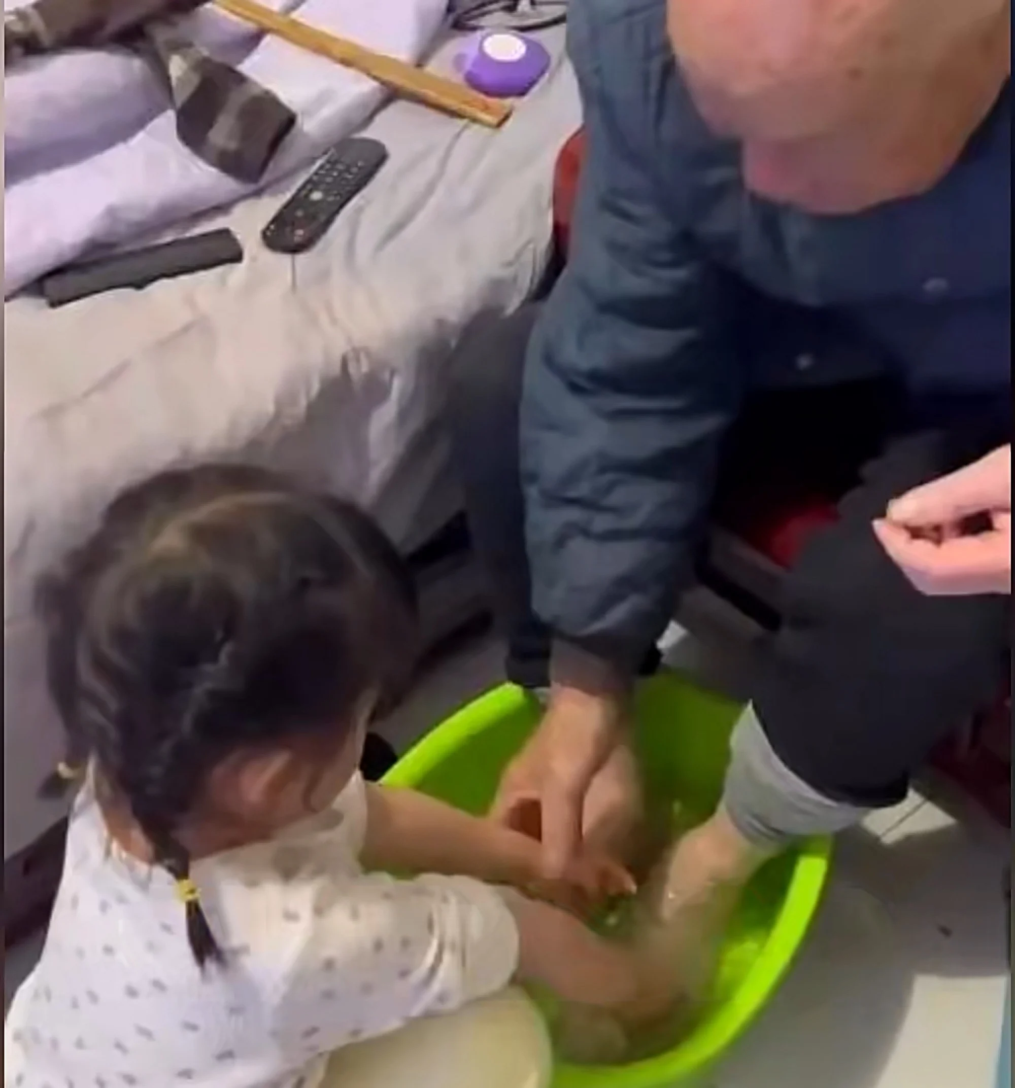 Cháu gái anh Liu rửa chân cho ông Ruan.