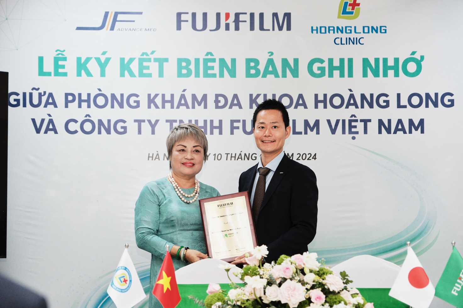 Đại diện Fujifilm Việt Nam và lãnh đạo Phòng khám Đa khoa Hoàng Long