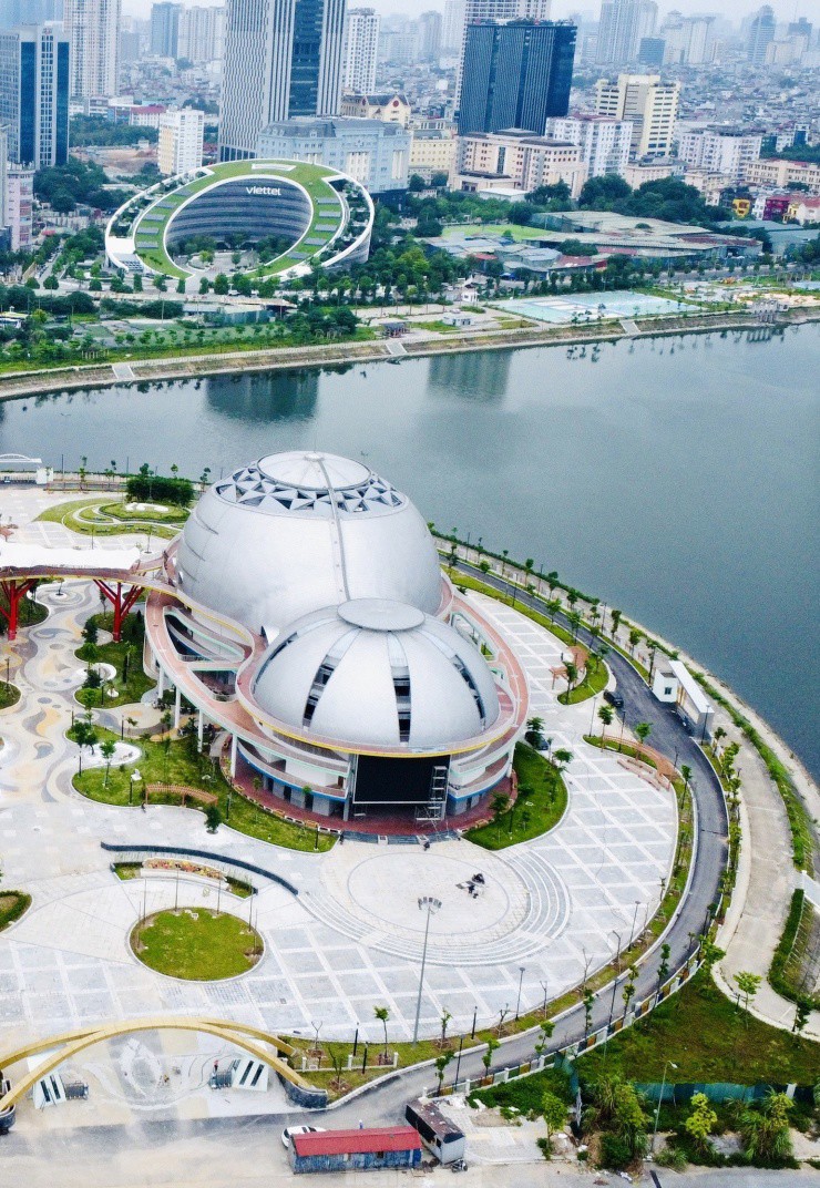 Khối nhà A có mái hình vòm có: Nhà hát, rạp phim và câu lạc bộ nghệ thuật.