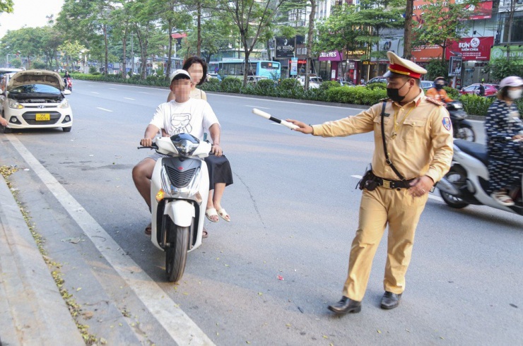 Ghi nhận trong chiều 16-5, tại nút giao thông Ô Chợ Dừa, đồng loạt 5 tổ công tác đặc biệt, phối hợp với Đội CSGT số 3, Phòng CSGT Hà Nội, Công an quận Đống Đa đã triển khai theo 5 hướng đi qua nút giao thông từ Nguyễn Lương Bằng, Xã Đàn, Khâm Thiên, Tôn Đức Thắng và hướng từ hầm chui Kim Liên đã xử lý nhiều trường hợp thanh niên ngổ ngáo, đối tượng xăm trổ, xe giả danh thương binh…