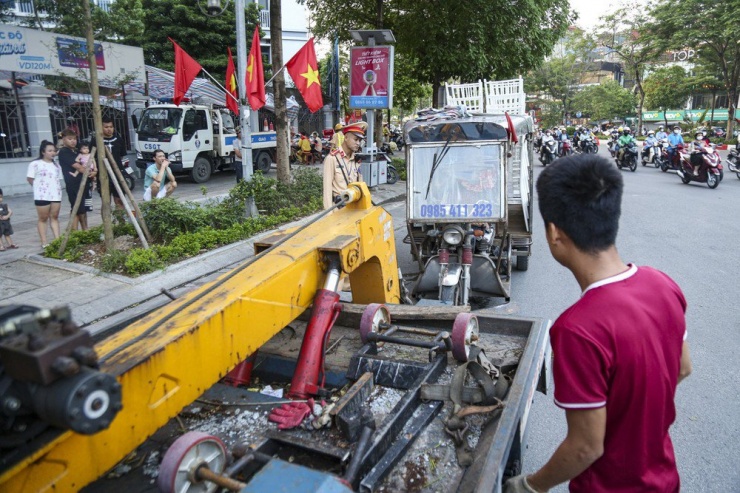 Lực lượng chức năng tiến hành các thủ tục tạm giữ phương tiện theo quy định.