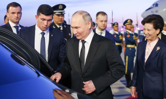 Ông Putin lên xe sau lễ đón tại sân bay ở Bắc Kinh, Trung Quốc, sáng 16/5. Ảnh: TASS