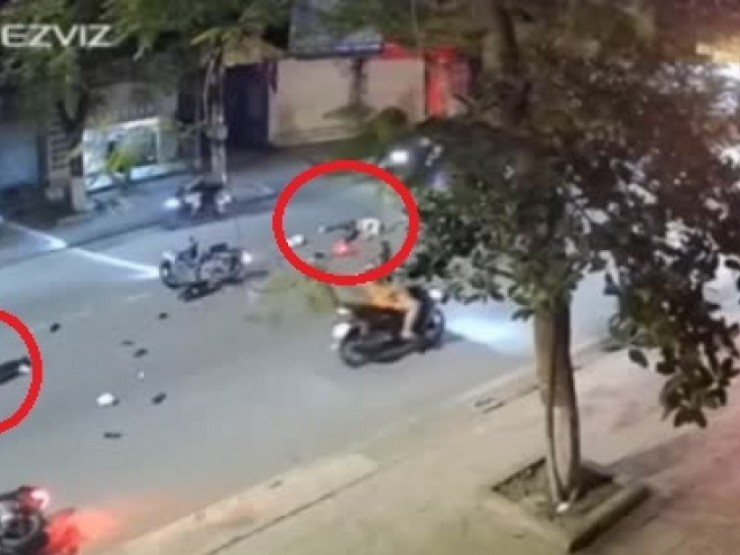 Clip: Nhanh vài giây, xe máy bị tông cực mạnh, 2 người nằm gục
