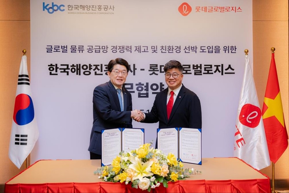Ông Kim Yang Soo – Chủ Tich Cơ quan Xúc tiến Hàng hải Hàn Quốc (trái) và
Ông Kang Buong Ku - Giám đốc điều hành LOTTE Global Logistics (phải)