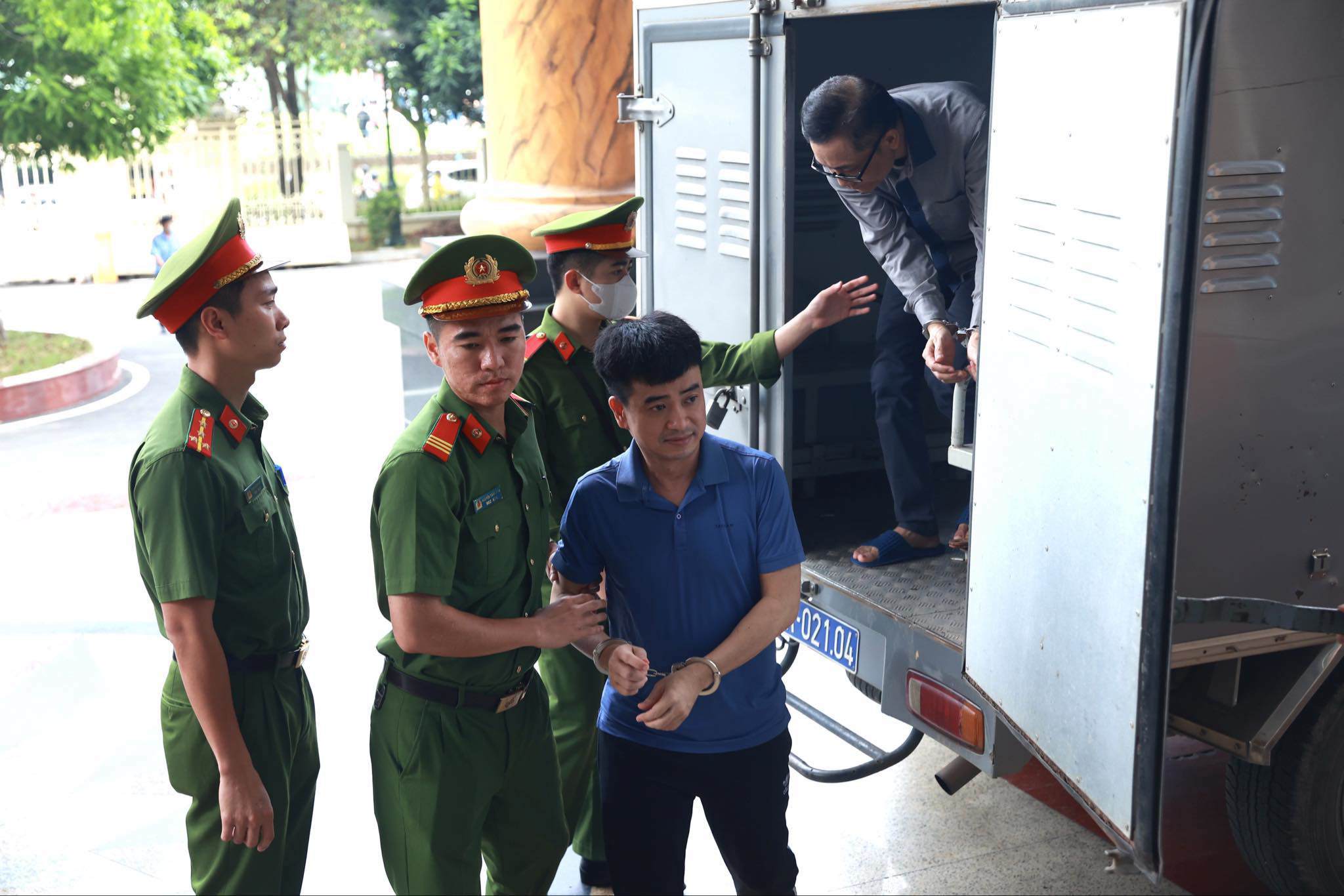 Bị cáo Phan Quốc Việt được dẫn giải đến tòa.