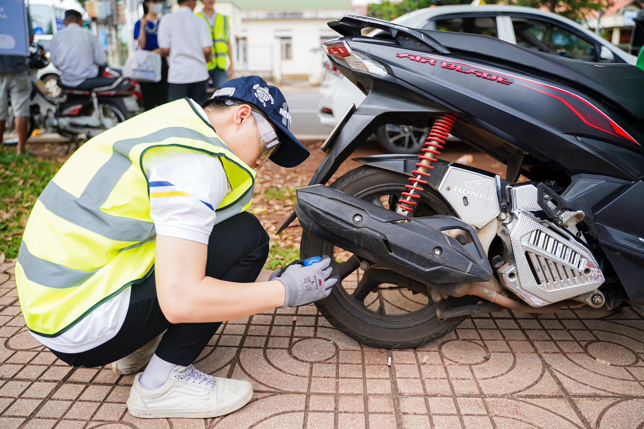 Hạng mục kiểm tra an toàn xe máy bao gồm: đo áp suất lốp, chiều sâu gai lốp,... và tư vấn lốp thay thế phù hợp.