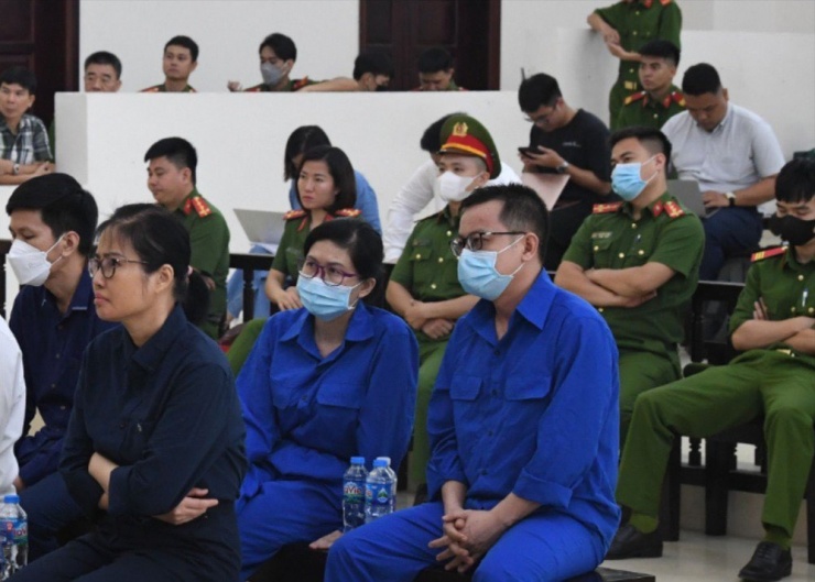 Bị cáo Lê Thị Hương (áo xanh, ở giữa). Ảnh: CTV