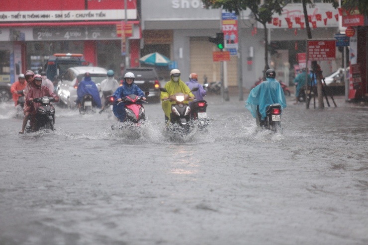 Đà Nẵng Ngập Úng Sau Mưa Lớn, Giao Thông Ách Tắc