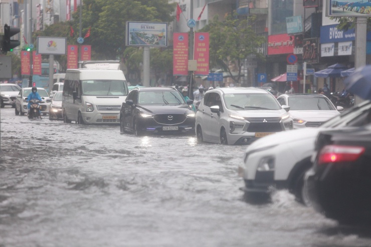 Đà Nẵng Ngập Úng Sau Mưa Lớn, Giao Thông Ách Tắc