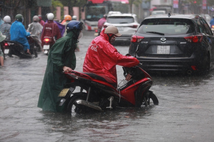 Đà Nẵng Ngập Úng Sau Mưa Lớn, Giao Thông Ách Tắc