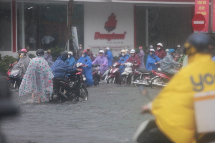 Đà Nẵng Ngập Úng Sau Mưa Lớn, Giao Thông Ách Tắc