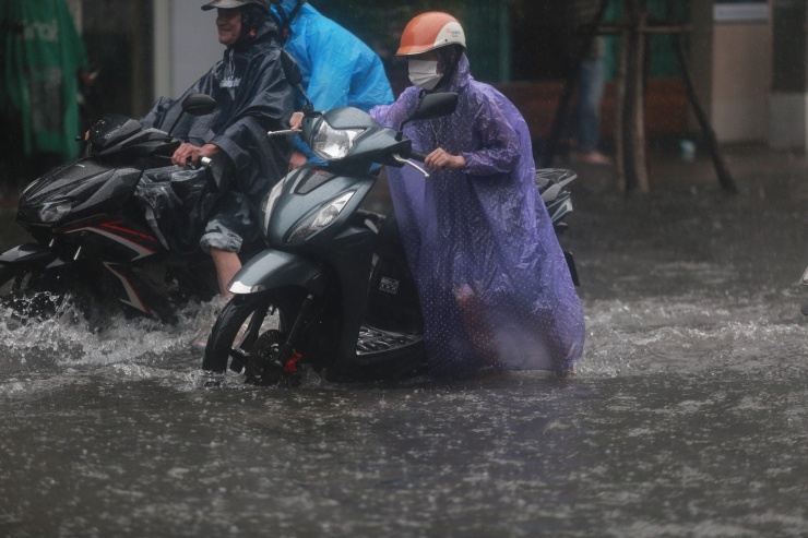 Đà Nẵng Ngập Úng Sau Mưa Lớn, Giao Thông Ách Tắc