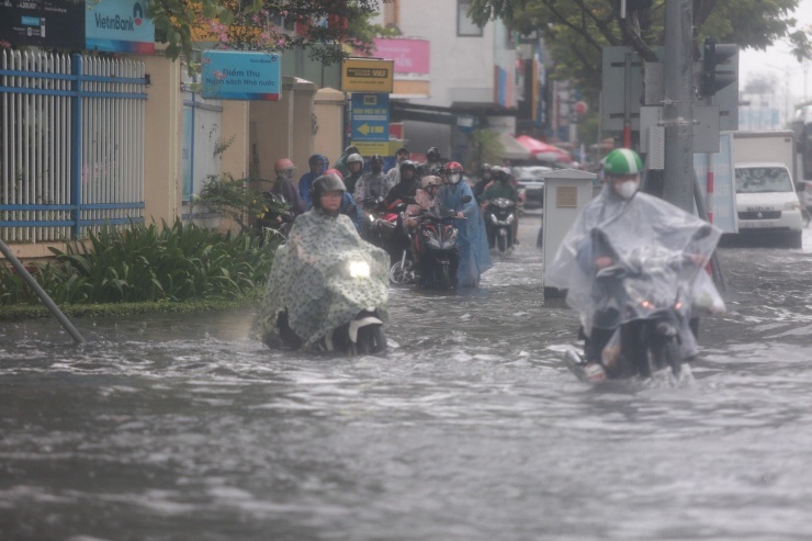 Đà Nẵng Ngập Úng Sau Mưa Lớn, Giao Thông Ách Tắc