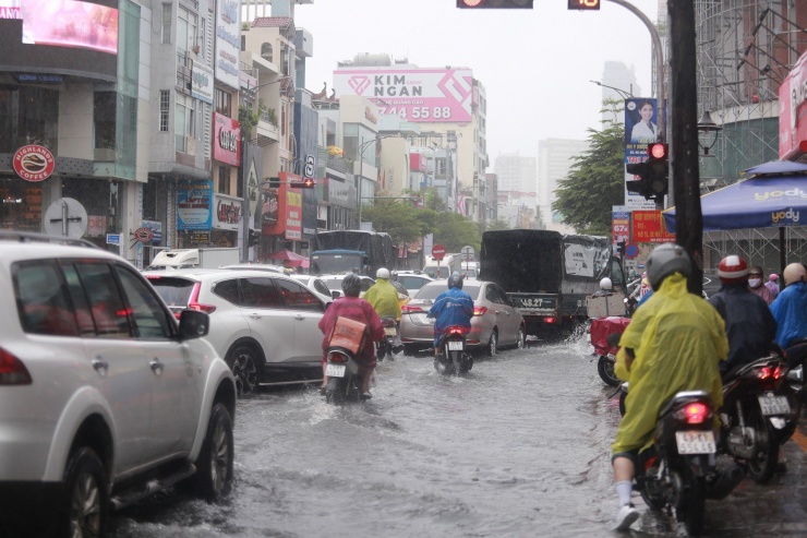 Đà Nẵng Ngập Úng Sau Mưa Lớn, Giao Thông Ách Tắc