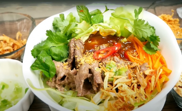 Phở bò trộn là món ăn hầp dẫn mà nhiều&nbsp;quán phở ở Việt Nam có bán.