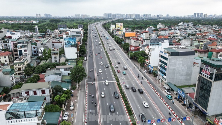 Cầu Vĩnh Tuy bắc qua sông Hồng thuộc tuyến vành đai 2, trên địa bàn hai quận Hai Bà Trưng và quận Long Biên (thành phố Hà Nội). Dự án Cầu Vĩnh Tuy giai đoạn 2 được khởi công xây dựng vào ngày 9/1/2021 với tổng mức đầu tư hơn 2.500 tỷ đồng và được thông xe vào 30/8/2023.