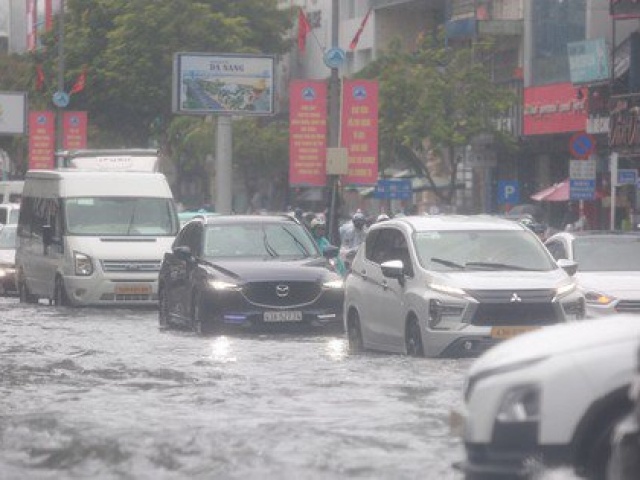 Mưa lớn, nhiều đường phố Đà Nẵng thành sông, giao thông hỗn loạn