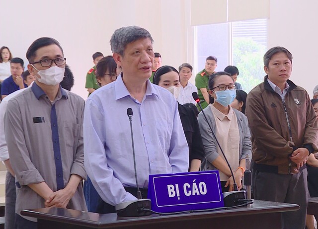 Bị cáo Nguyễn Thanh Long (áo xanh nhạt) cùng các bị cáo trong phiên phúc thẩm. Ảnh: P.H.