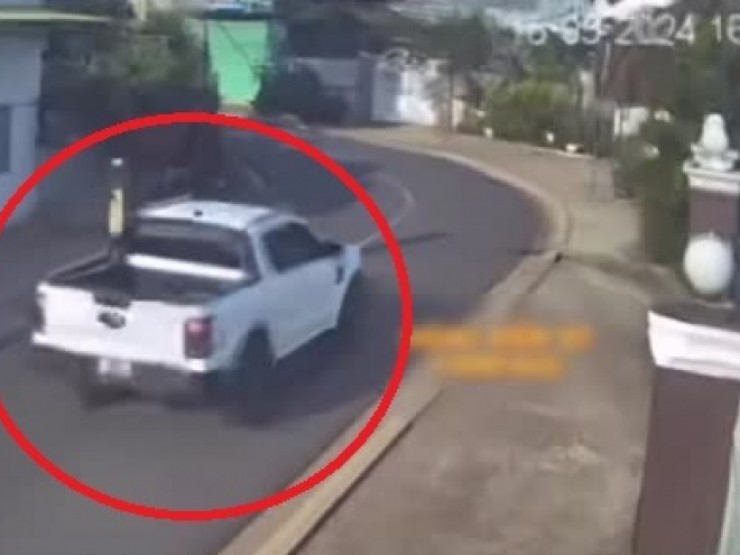 Clip: “Drift“ ôm cua bất thành, ô tô bán tải tông thủng nhà ven đường
