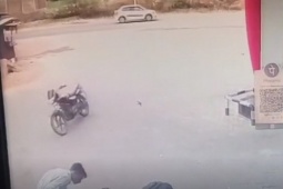 Phi thường - kỳ quặc - Clip: Xe máy "không người lái" bất ngờ lao vút qua trạm xăng