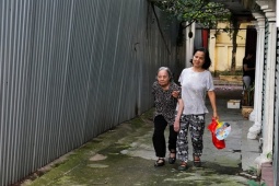 Tin tức trong ngày - Người dân bám trụ trong khu tập thể bị quây tôn, chờ sập ở Hà Nội