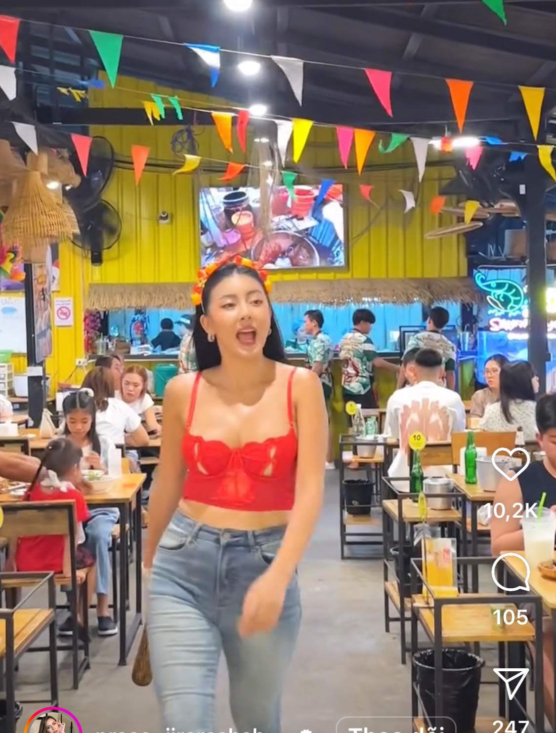 Gu mặc ở quán ăn của cô chủ U50 gây chú ý trên MXH Trung Quốc - 5