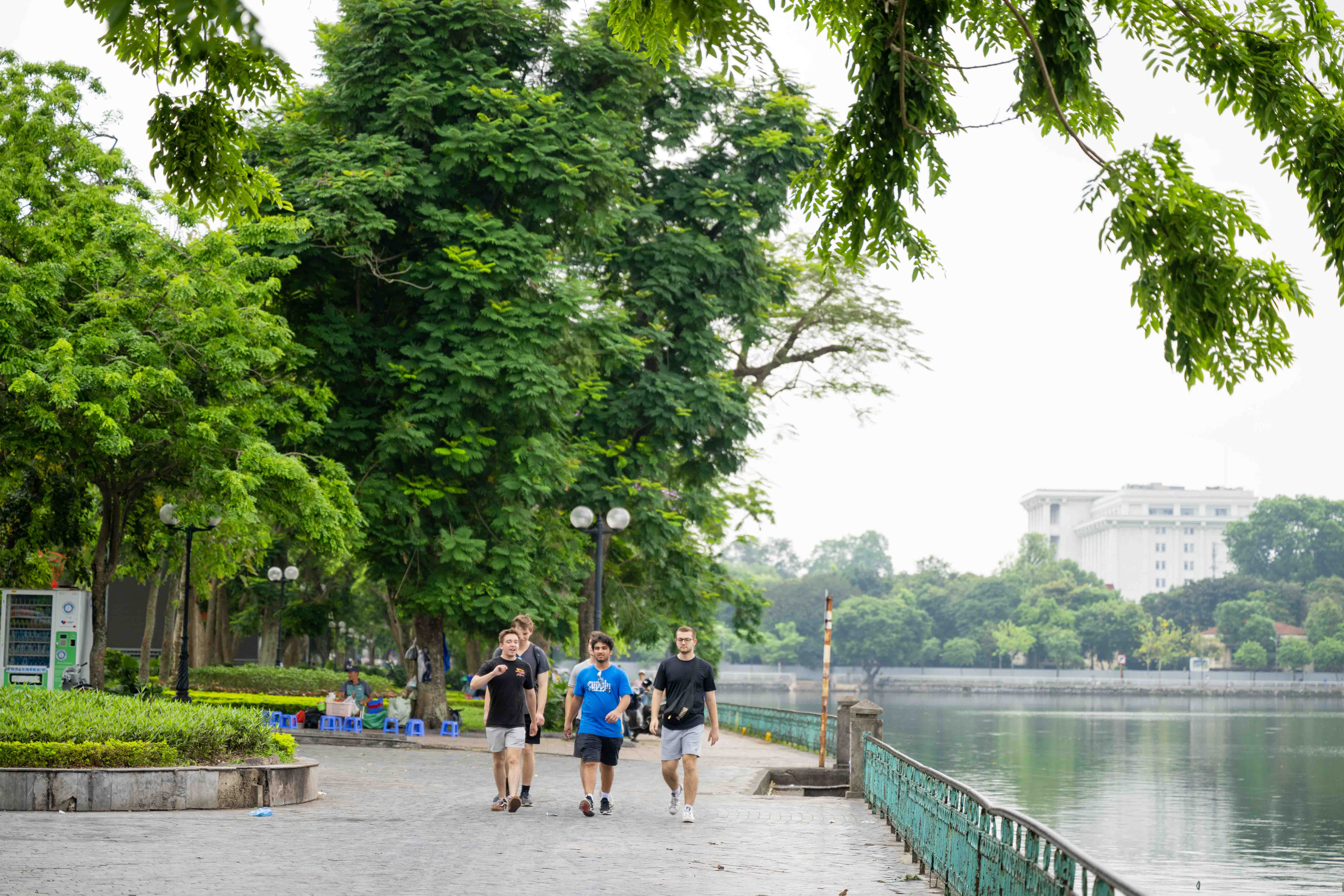 Đường Thanh Niên hiện nay là một trong những địa điểm được nhiều du khách nước ngoài thường xuyên ghé thăm mỗi khi đặt chân đến Hà Nội.