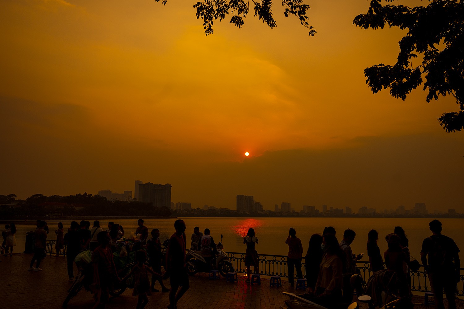 Mỗi ngày, khi mặt trời dần chìm xuống phía Tây, khung cảnh tuyệt đẹp và lãng mạn tại đây thu hút đông đảo người dân và du khách đến check-in,&nbsp;sống ảo.