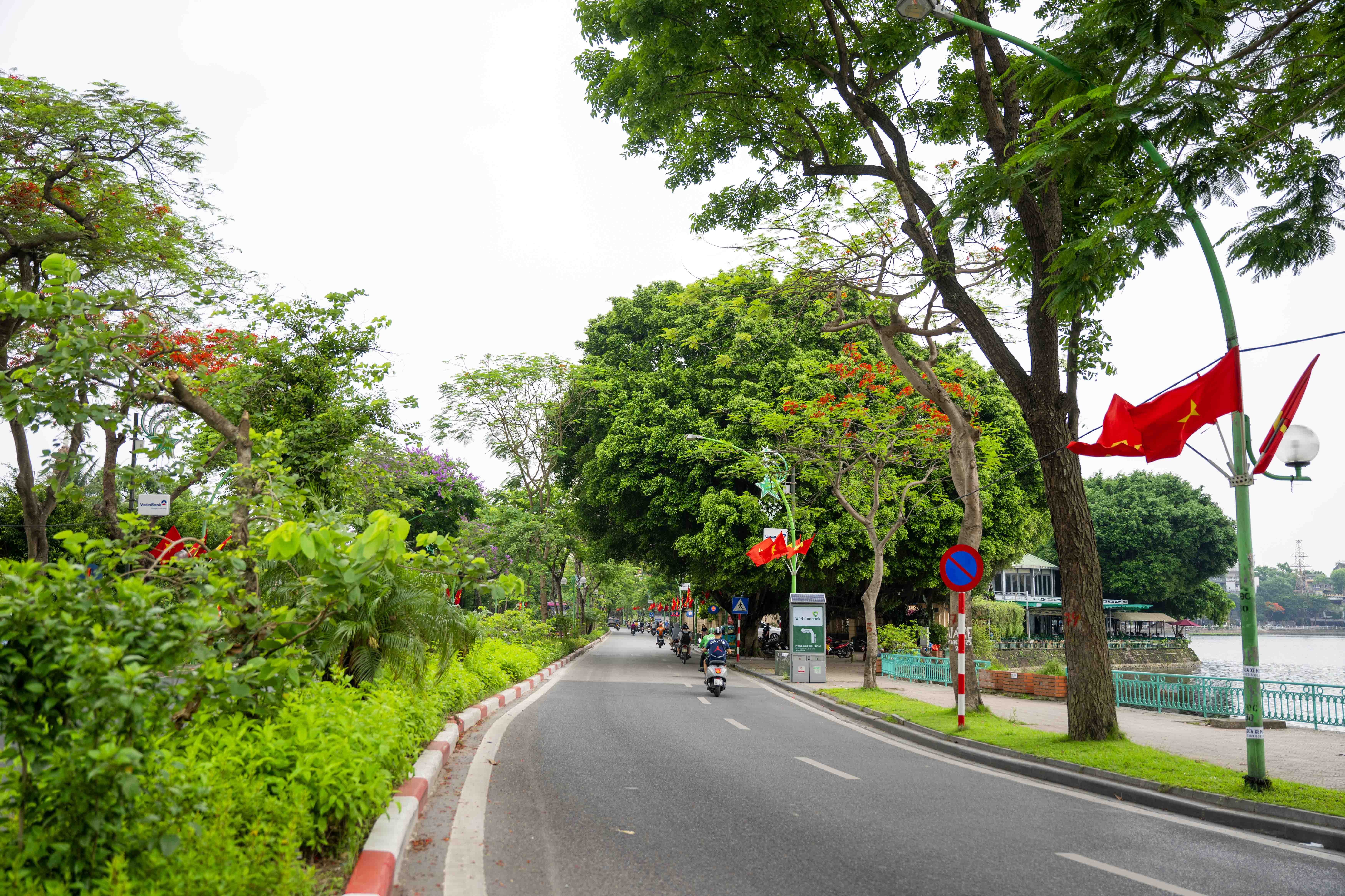 Nằm giữa Hồ Tây và hồ Trúc Bạch, đường Thanh Niên được mệnh danh là&nbsp;“con đường lãng mạn nhất Hà Nội”.