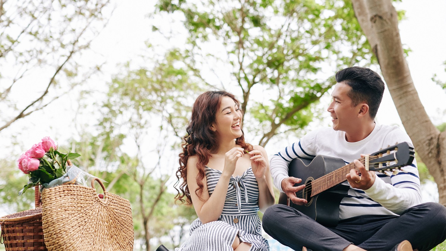 Nếu bạn bối rối chẳng thể mở lời, những bài hát lãng mạn sẽ giúp bạn bày tỏ tình cảm yêu thương đến người ấy.