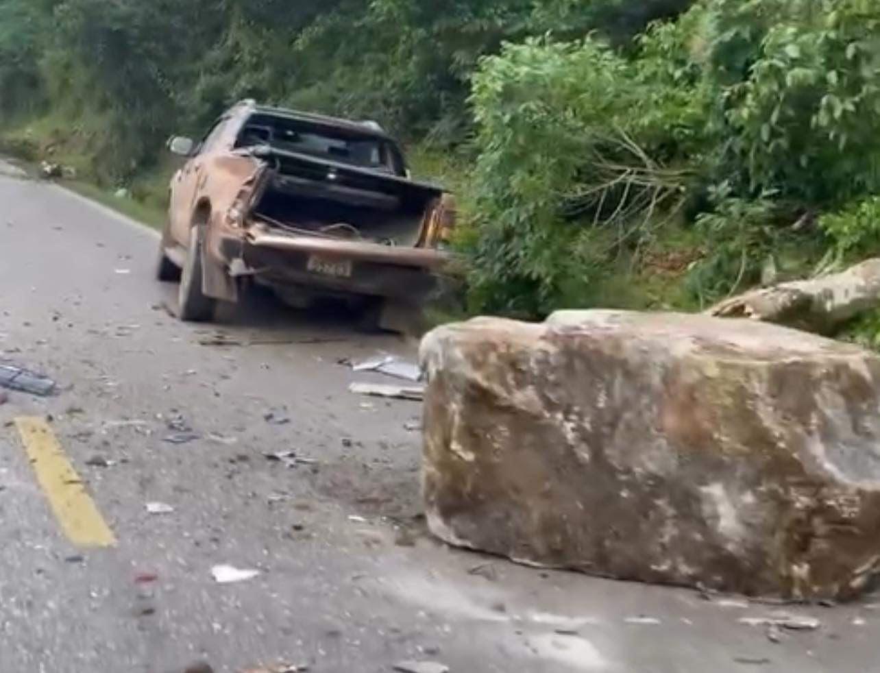 Cục CSGT thông tin vụ 2 ô tô gặp họa vì bị tảng đá "khủng" lăn trúng - 1