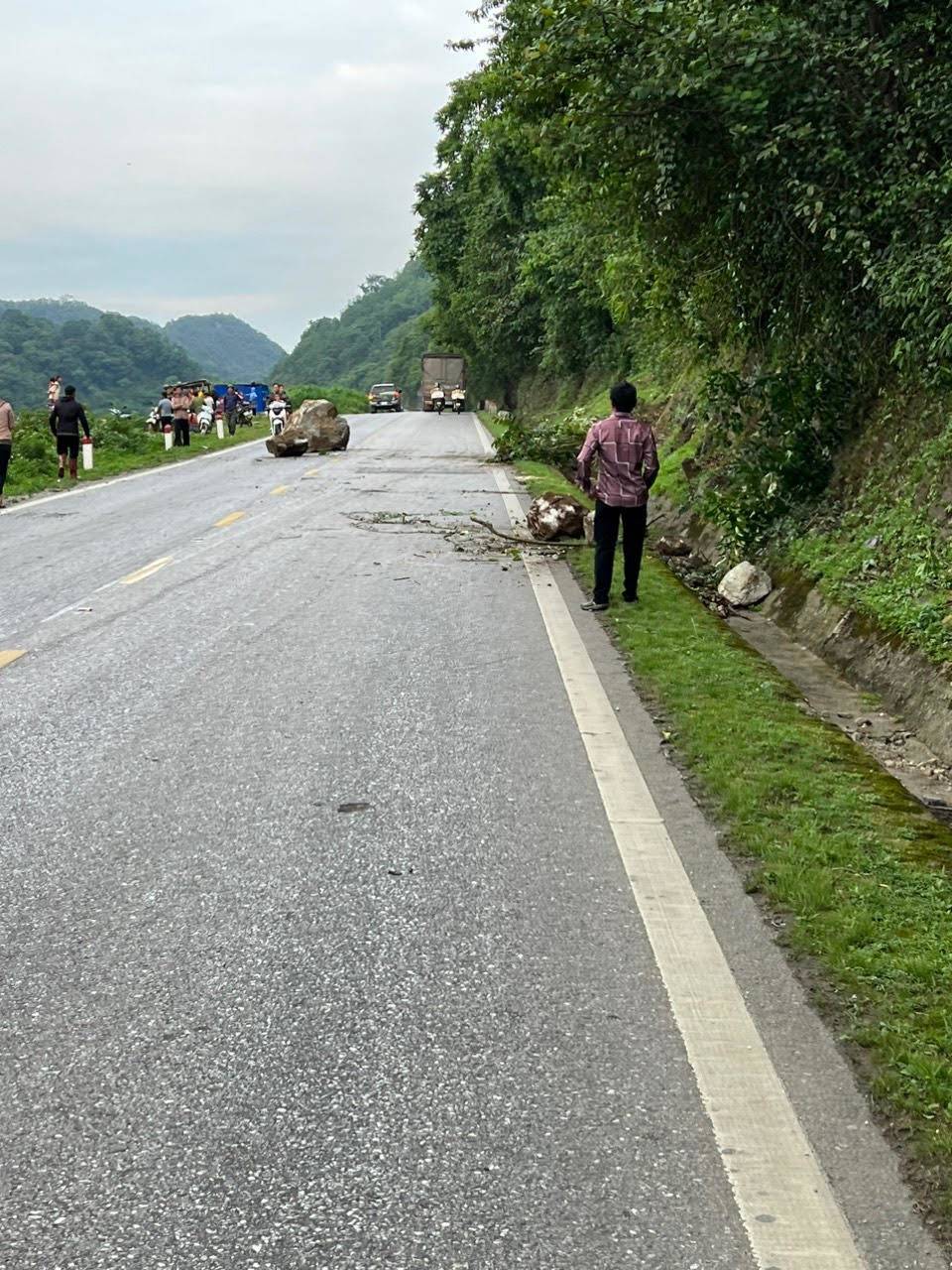 Đá lăn trúng ô tô trên quốc lộ 6 ở Sơn La, may mắn không có thương vong