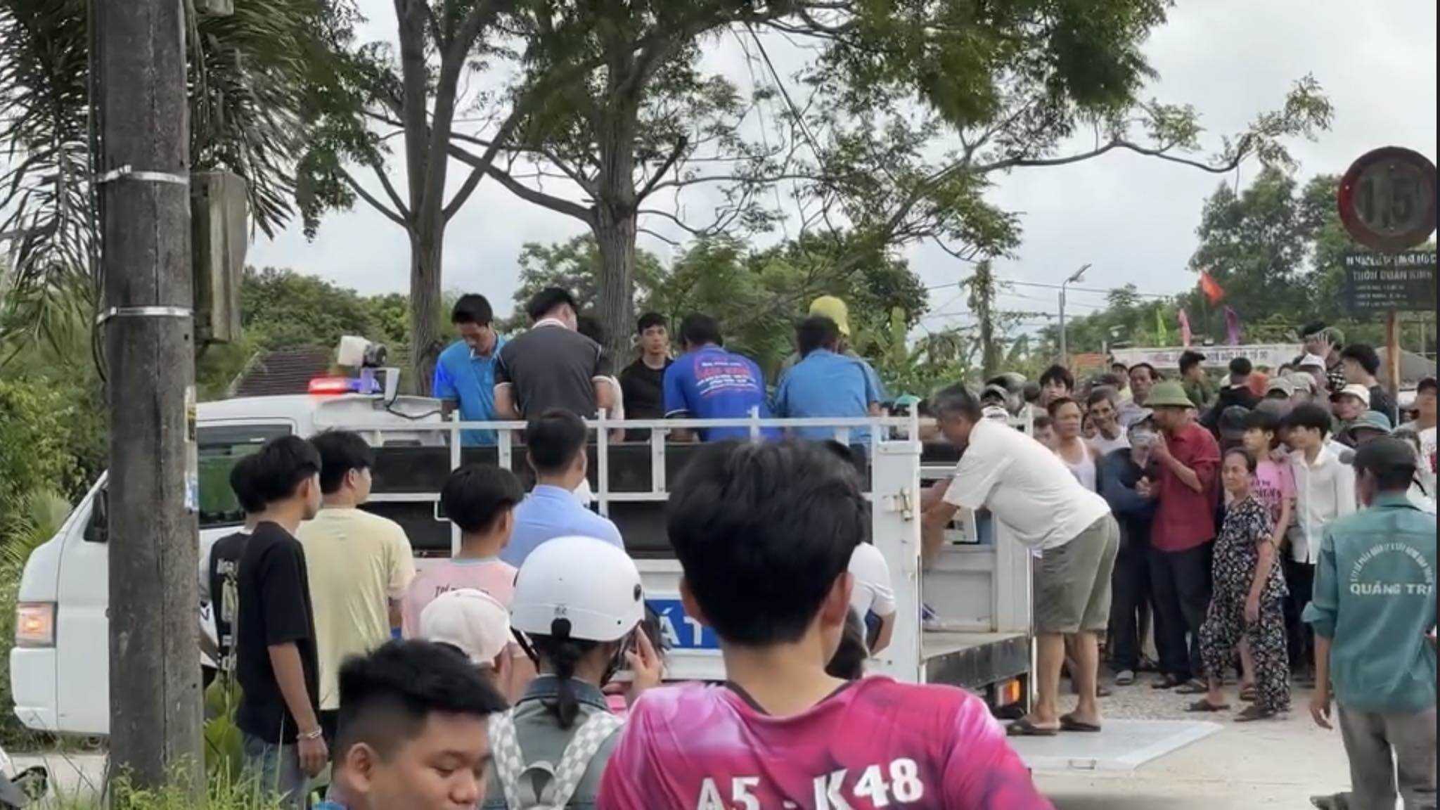 Ngồi trên thành cầu, nam thanh niên không may bị rơi xuống sông, đuối nước tử vong.