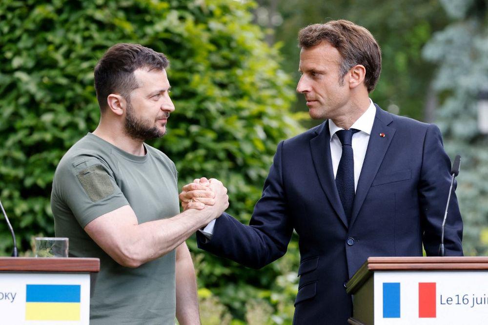 Ông Zelensky trong một cuộc gặp với Tổng thống Pháp Macron (ảnh: RT)