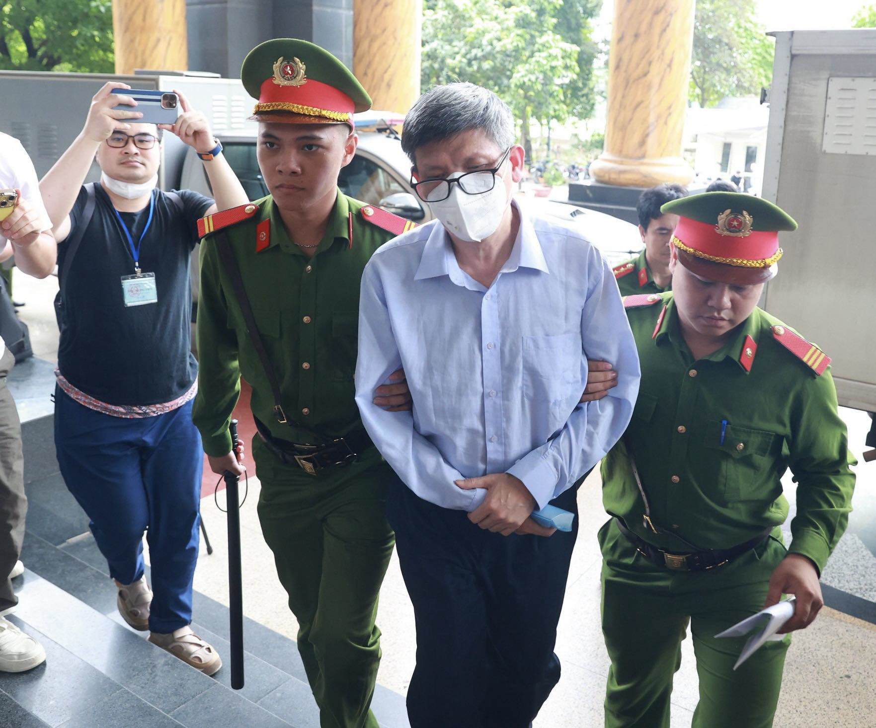 Cựu Bộ trưởng Bộ Y tế Nguyễn Thanh Long được dẫn giải đến phiên tòa