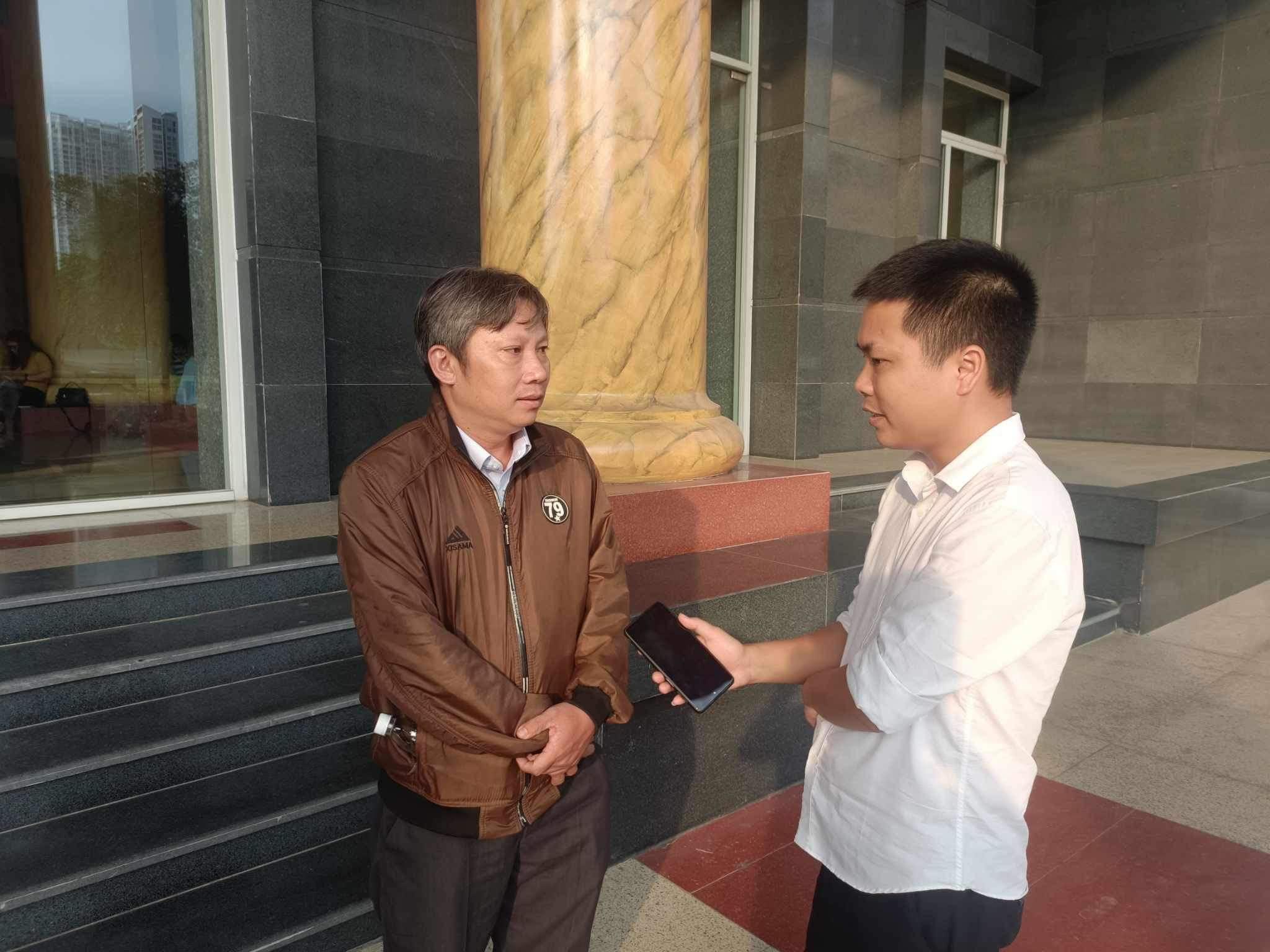 Ông Phong chia sẻ với phóng viên sau phiên xử