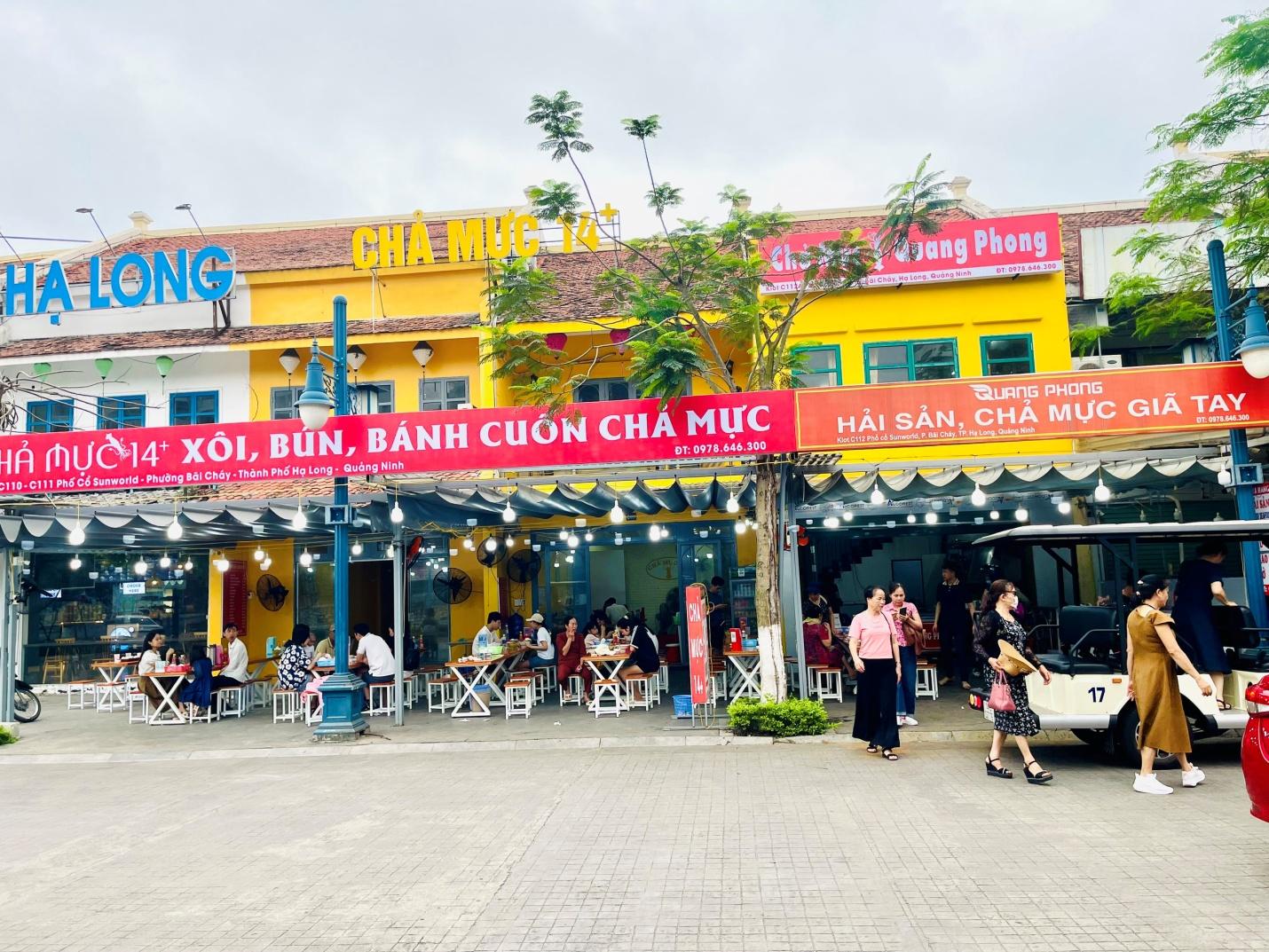 Quán rộng rãi có thể tiếp đoán cả đoàn khách đông đảo