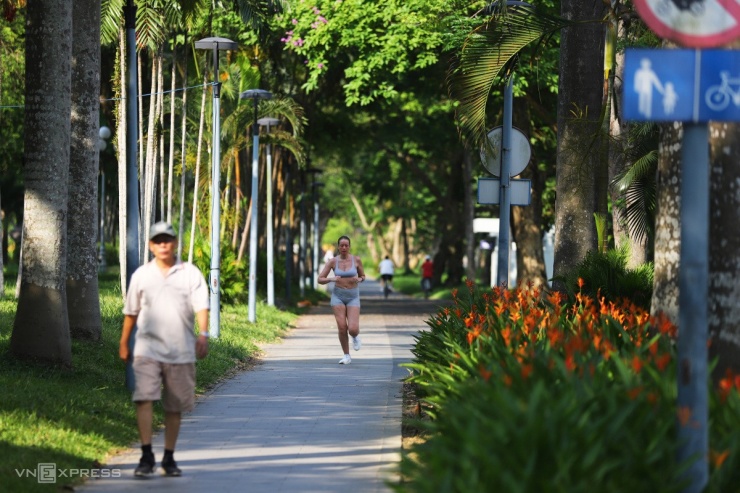 Đoạn đường từ cầu Phú Xuân lên cầu Dã Viên dài hơn một km đã hoàn thành cuối năm 2022. Hai bên đường đoạn qua công viên Phú Xuân trồng hoa tạo cảnh quan.