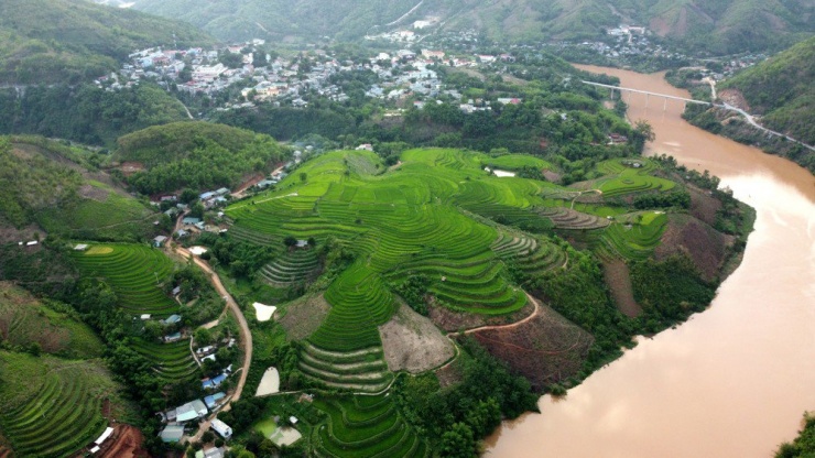 Đến với huyện biên giới Mường Lát, du khách được cảm nhận sự yên bình của vùng đất, con người nơi đây, cùng với đó là những bậc ruộng xanh tươi tựa như bức tranh thủy mặc nơi biên giới.
