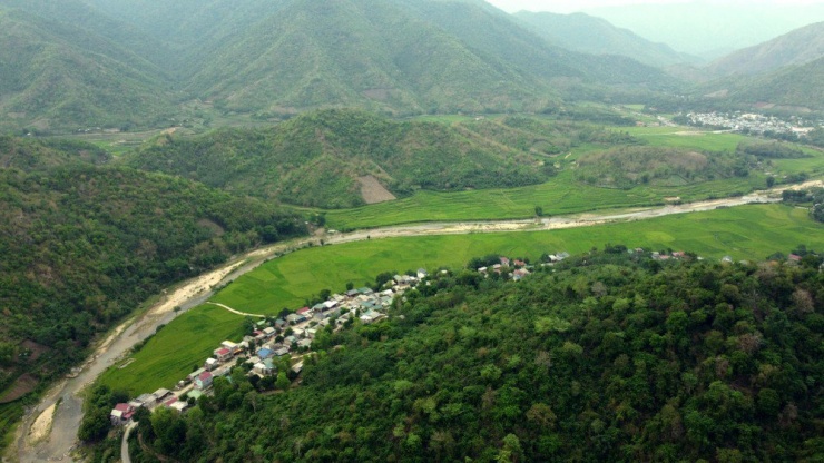 Ông Hà Văn Ca, Bí thư Huyện ủy huyện Mường Lát cho biết, Mường Lát chủ yếu là núi đồi, vì thế trên địa bàn huyện lúa được trồng chủ yếu ở hai xã Tam Chung và Quang Chiểu.