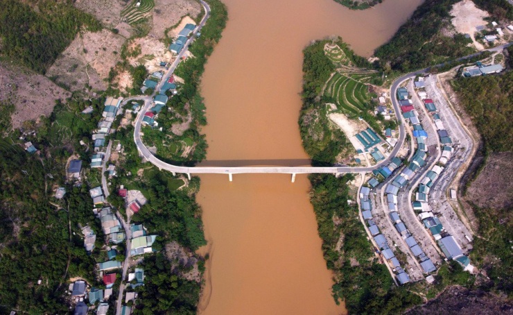 Thời gian tới, Mường Lát xác định du lịch là một trong những khâu đột phá, từ đó góp phần nâng cao đời sống của người dân, thay vì chỉ sống dựa vào nương rẫy, ông Ca thông tin. Trong ảnh là cầu Chiềng Nưa nối hai xã Trung Lý và Mường Lý.